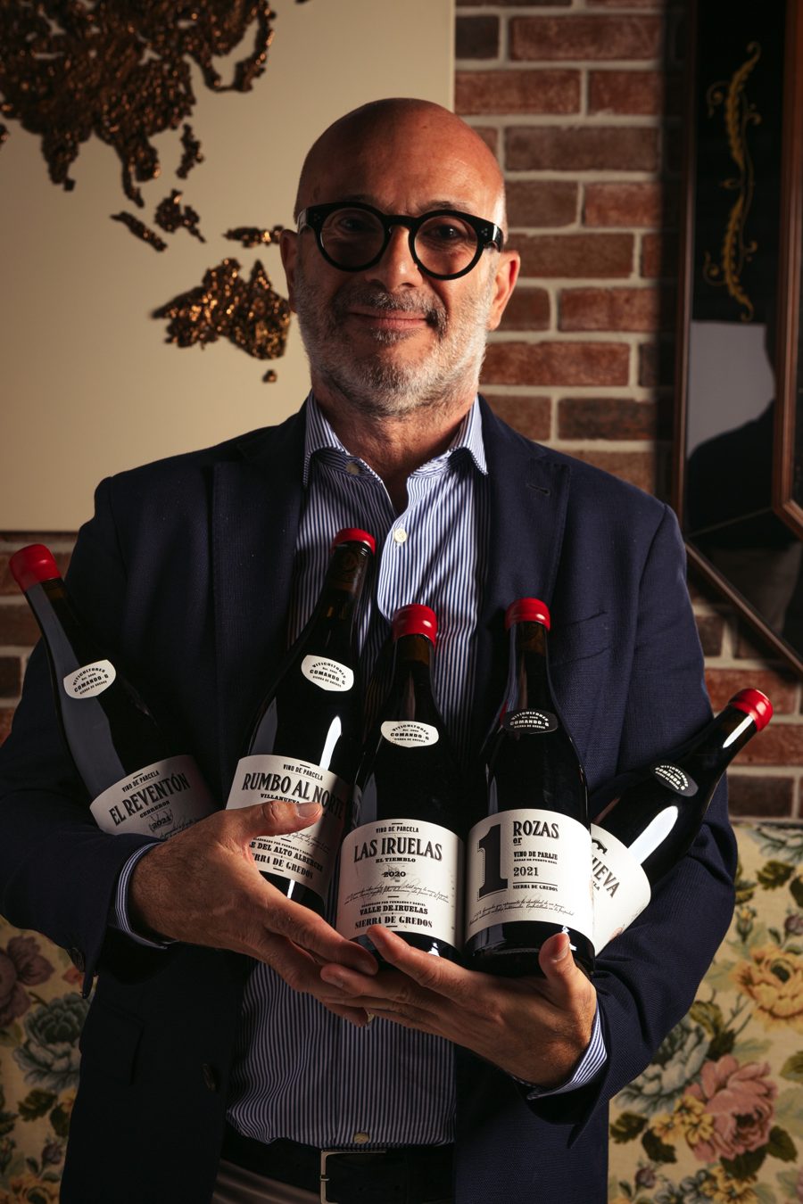 Fabrizio Gallina holding bottles of Comando G from the Sierra de Gredos